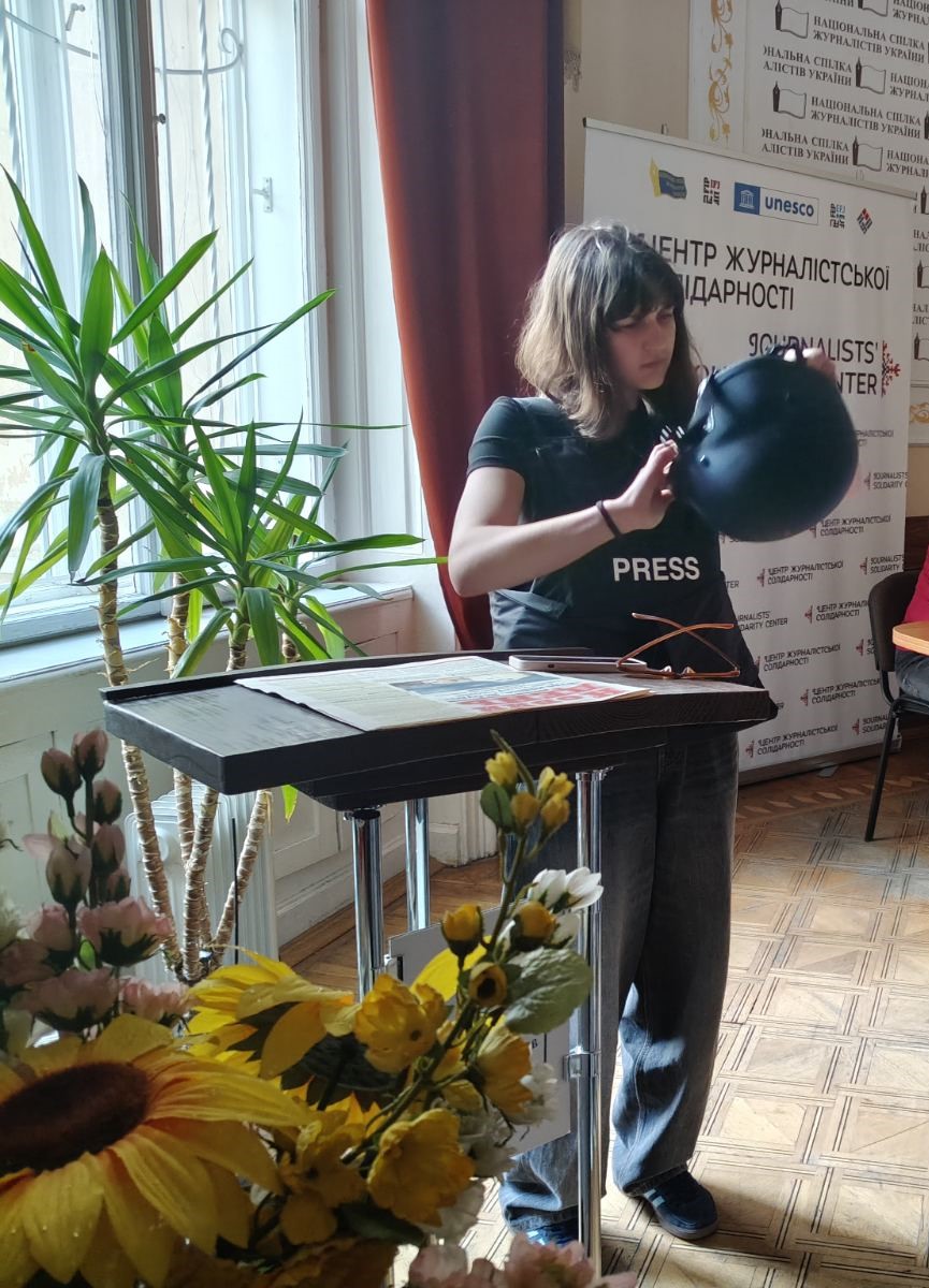   Студентка спеціальності Журналістика ТНПУ Вікторія Козак приміряє захисне спорядження.jpg